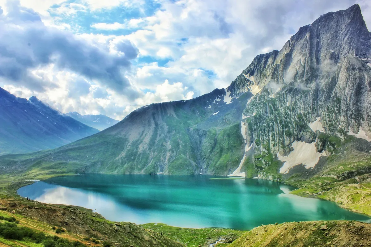 Things to Do in Kashmir: Shikaras, Houseboats, Gondolas and More