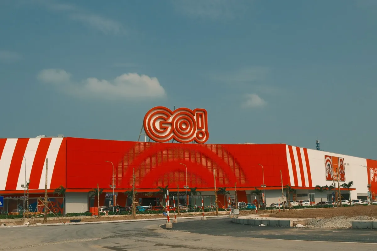 A red building with a large sign that says "go" on it.